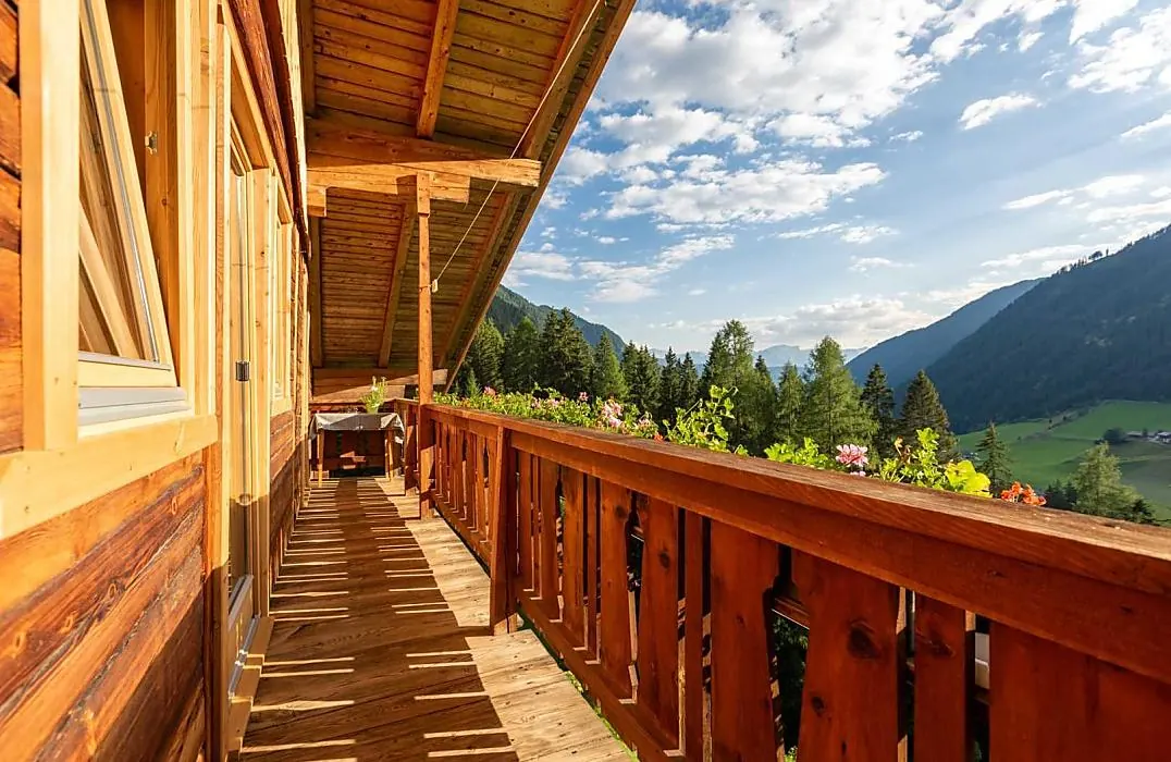 Sonniger Holzbalkon mit Blick in das Gsiesertal und auf die Dolomiten
