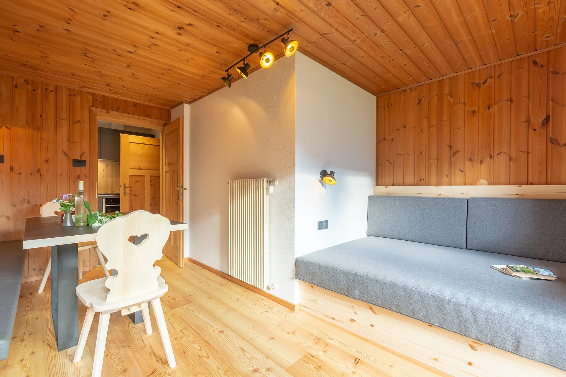 Wohnbereich der Ferienwohnung mit Holzmöbeln und Sofa