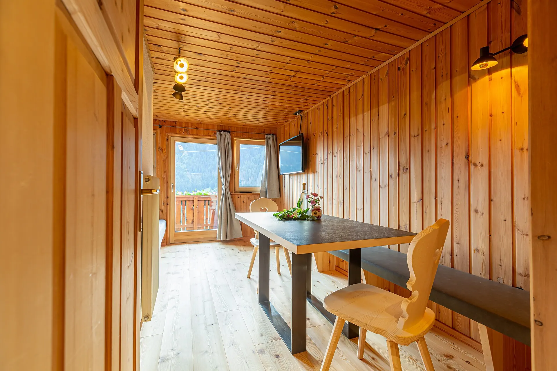 Holzgetäfelter Essbereich für gemütliche Urlaubsmomente