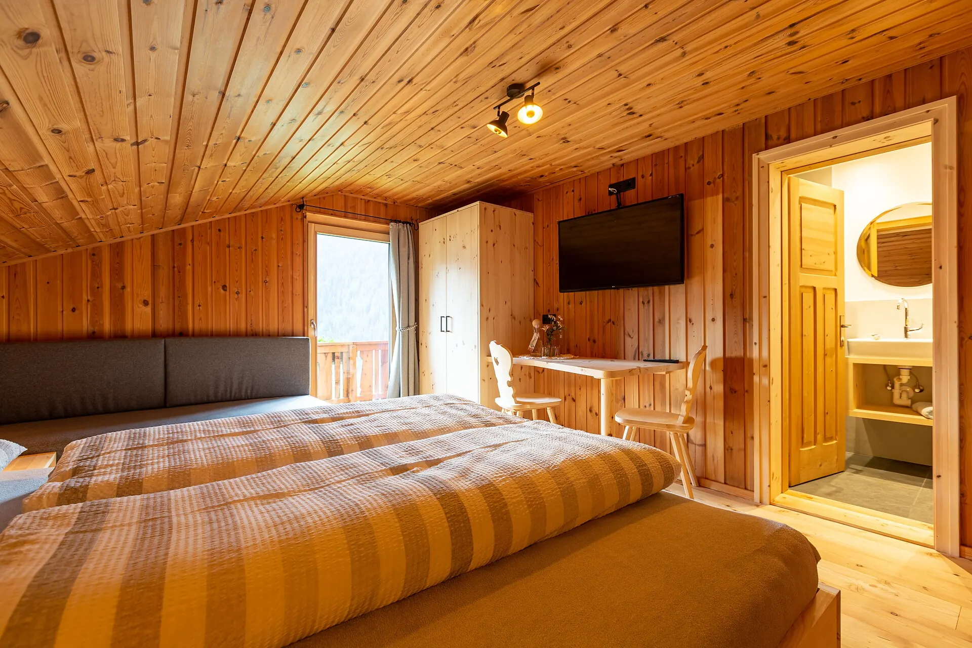 Gemütliches Doppelzimmer mit viel Holz im Hirnbergerhof
