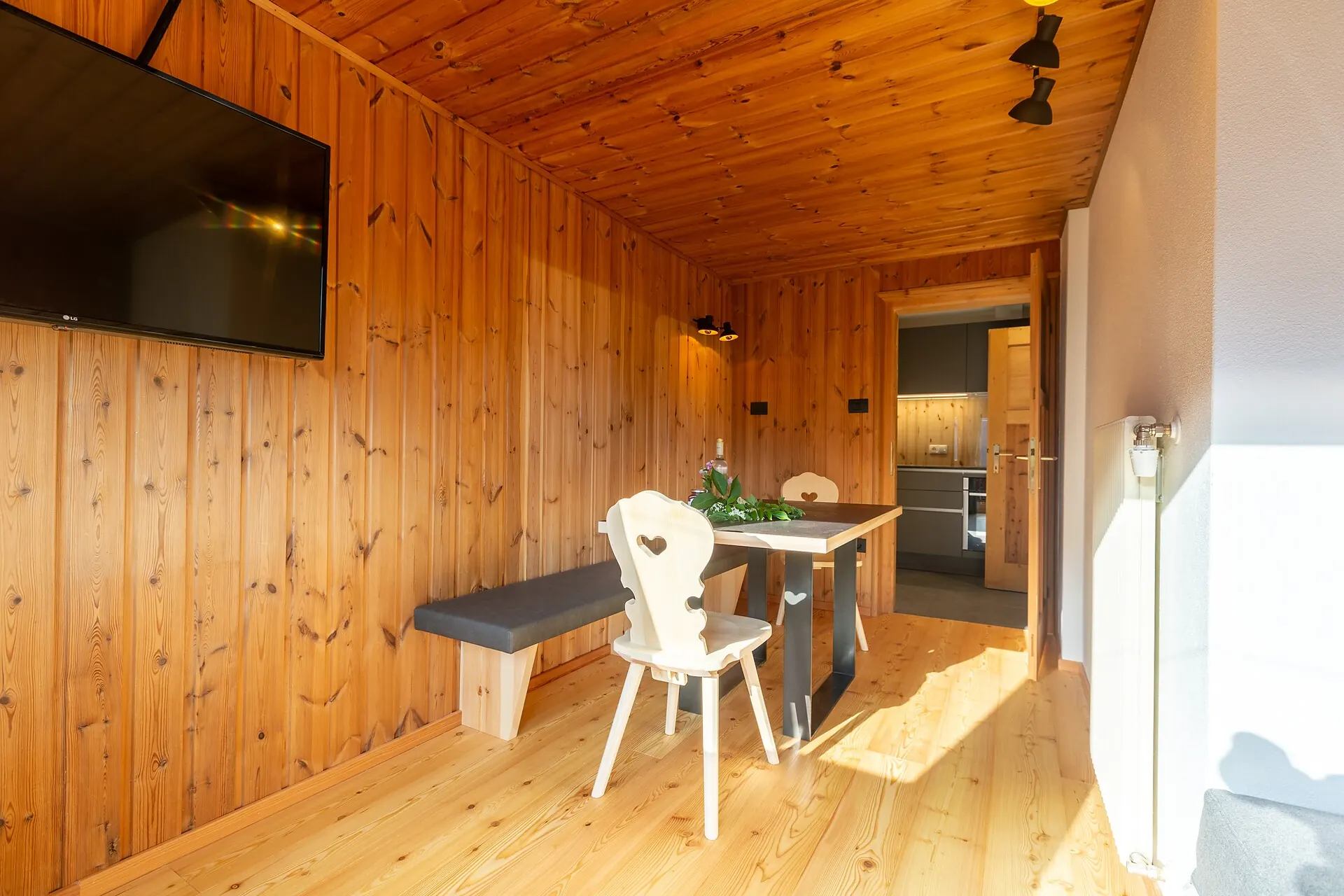 Heller, holzgetäfelter Essbereich in der Ferienwohnung