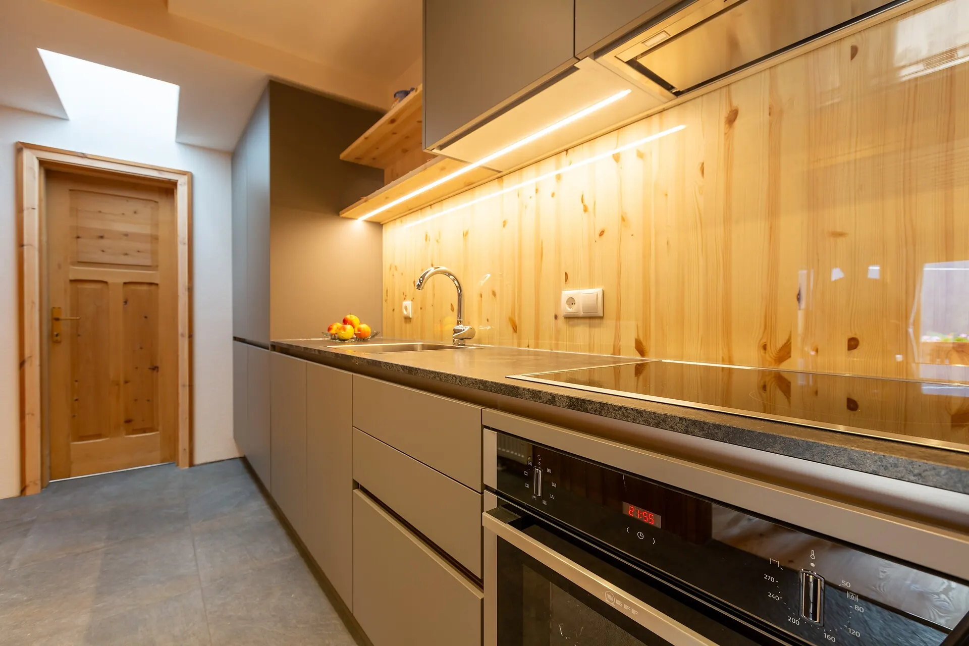 Voll ausgestattete Küche mit Holz und modernen Geräten