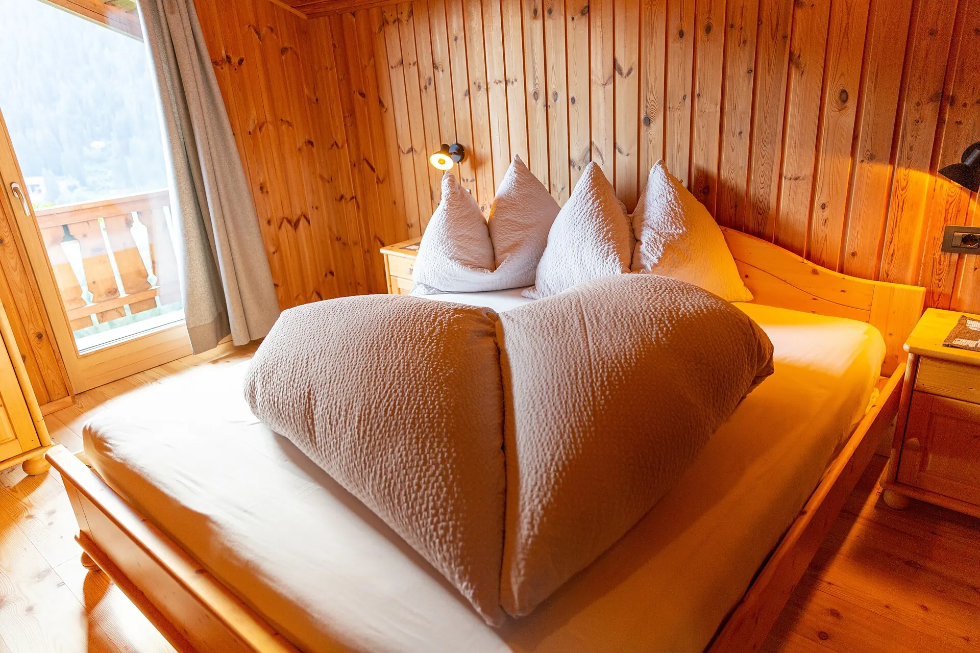 Schlafzimmer mit Massivholzmöbeln und Dolomitenblick